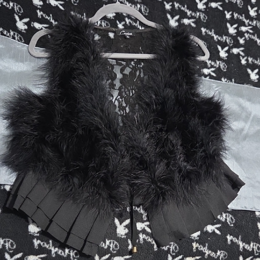 Chic Black Feathered Lace Bandeau